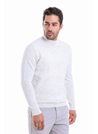 Beyaz Comfort Fit Jakarlı Yarım Balıkçı Yaka Yünlü Kazak