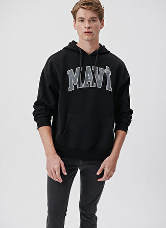 Mavi Kapüşon Yaka Siyah Sweatshırt M067149-902_MAVİ BASKILI SWEATSHIRT