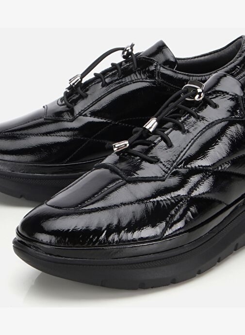 Kadın Rugan Deri Siyah Dolgu Topuklu Spor Ayakkabı 01AYH314490A100 - Görsel 4