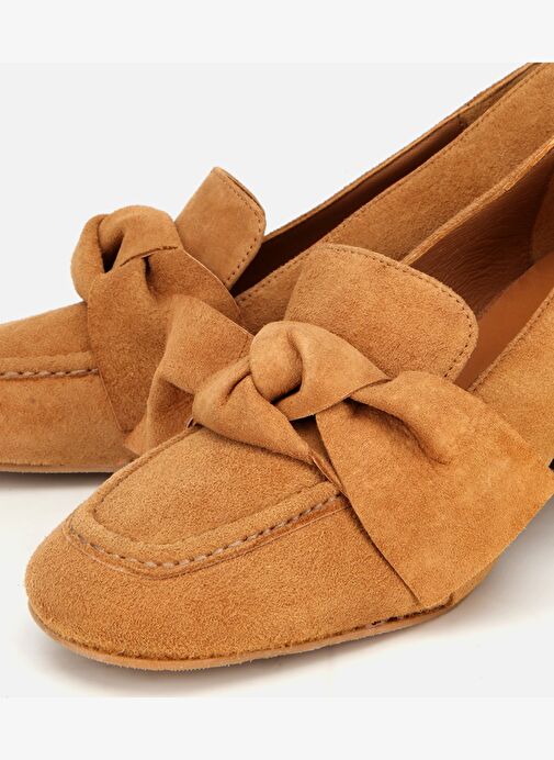 Kadın Süet Taba Fiyonk Detaylı Kalın Topuklu Ayakkabı 01AYH315450A340 - Görsel 4