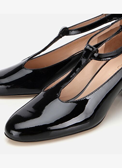 Kadın Rugan Deri Siyah Blok Topuk Detaylı Topuklu Ayakkabı 01AYH316630A100 - Görsel 4