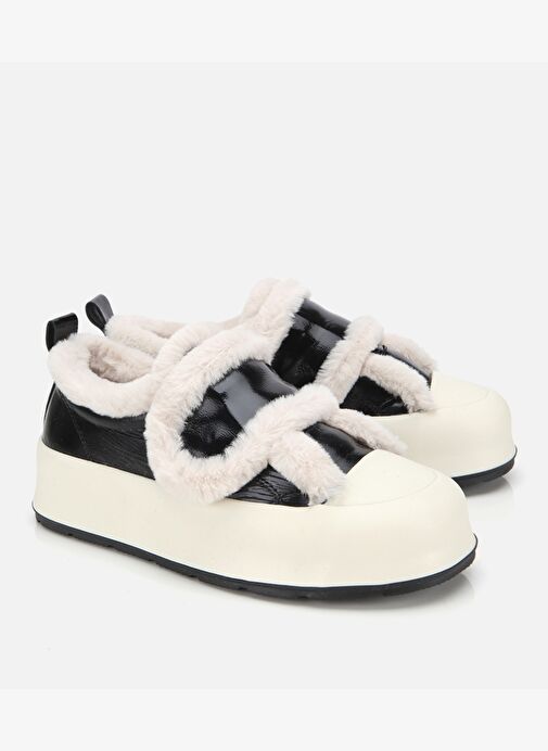 Kadın Rugan Deri Siyah İçi Kürklü Kalın Bantlı Spor Ayakkabı 01AYH316970A100 - Görsel 3