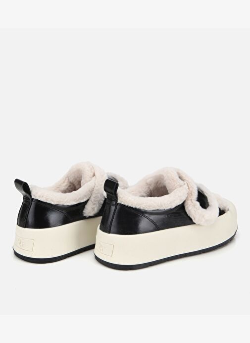 Kadın Rugan Deri Siyah İçi Kürklü Kalın Bantlı Spor Ayakkabı 01AYH316970A100 - Görsel 5