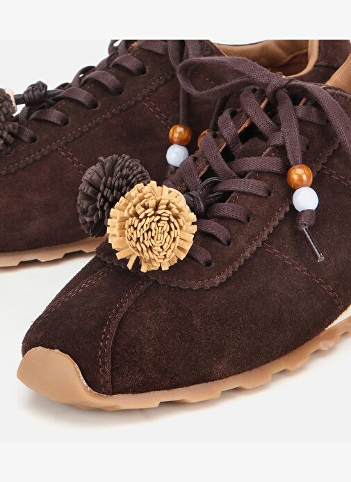 Kadın Süet Deri Kahverengi Aksesuar Detaylı Spor Ayakkabı 01AYH316980A480 - Görsel 4