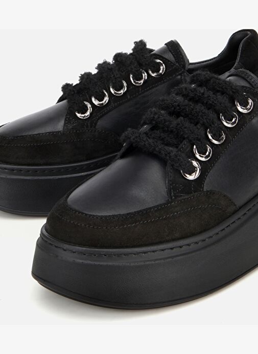 Kadın Deri Siyah Bağcık Detaylı Kalın Tabanlı Spor Ayakkabı 01AYH317820A100 - Görsel 4