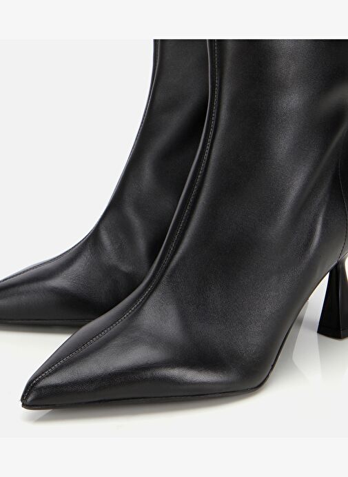 Kadın Deri Siyah Sivri Burunlu Bilekte Topuklu Bot 01BOH312640A100 - Görsel 4