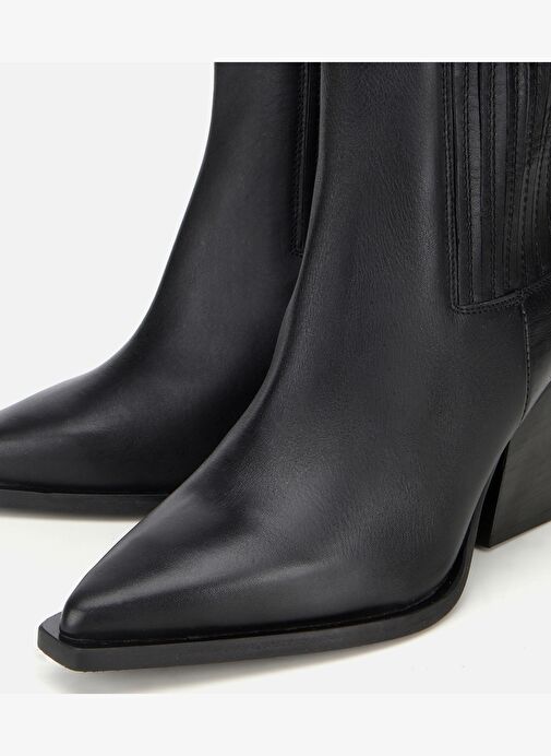 Kadın Deri Siyah Lastik Detaylı Sivri Burunlu Topuklu Bot 01BOH312830A100 - Görsel 4