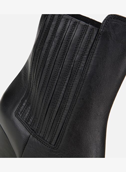 Kadın Deri Siyah Lastik Detaylı Sivri Burunlu Topuklu Bot 01BOH312830A100 - Görsel 6