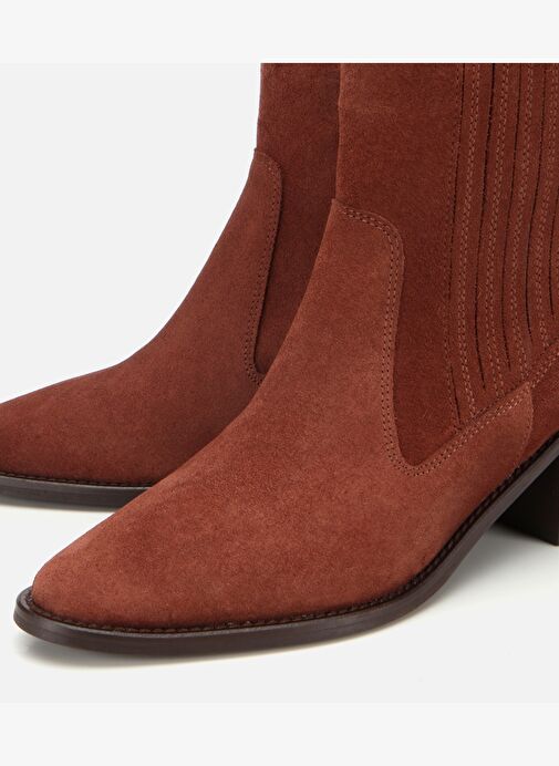 Kadın Süet Deri Taba Sivri Burunlu Lastik Detaylı Topuklu Bot 01BOH313130A440 - Görsel 4
