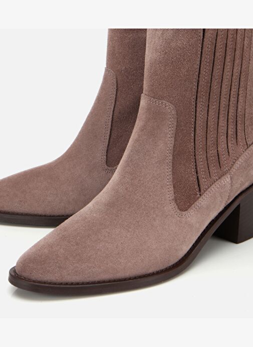 Kadın Süet Deri Vizon Sivri Burunlu Lastik Detaylı Topuklu Bot 01BOH313130A450 - Görsel 4