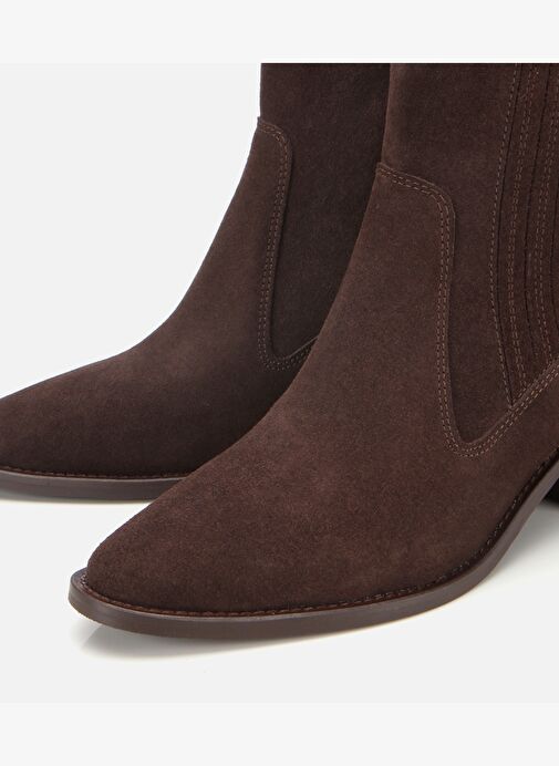 Kadın Süet Deri Kahverengi Sivri Burunlu Lastik Detaylı Topuklu Bot 01BOH313130A480 - Görsel 4