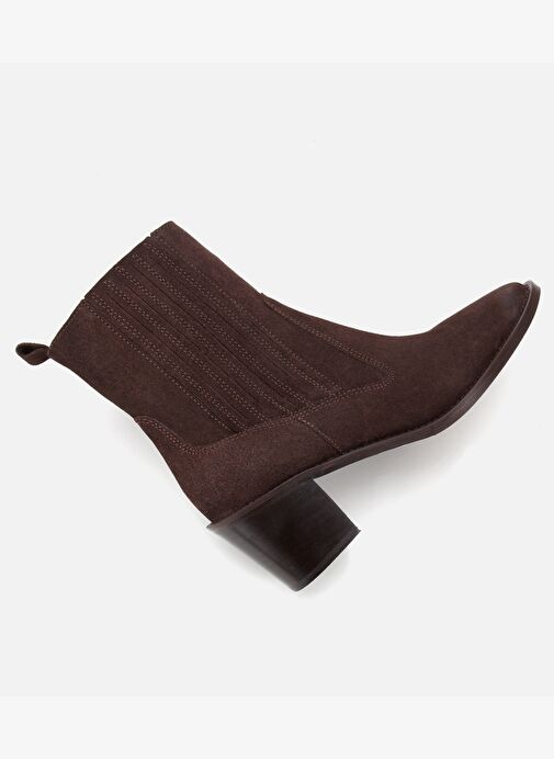 Kadın Süet Deri Kahverengi Sivri Burunlu Lastik Detaylı Topuklu Bot 01BOH313130A480 - Görsel 7