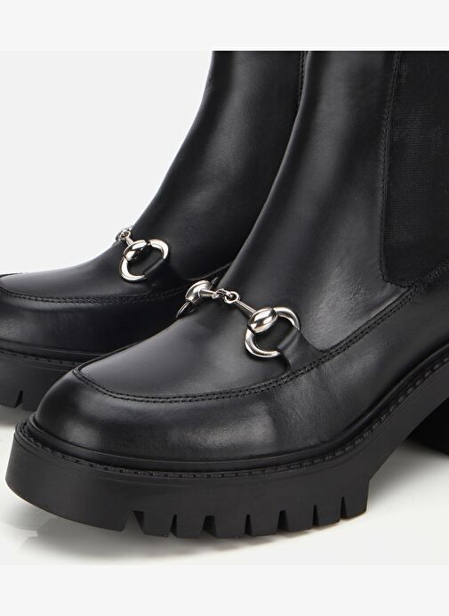 Kadın Deri Siyah Tokalı Lastik Detaylı Kalın Tabanlı Topuklu Bot 01BOH313190A100 - Görsel 4