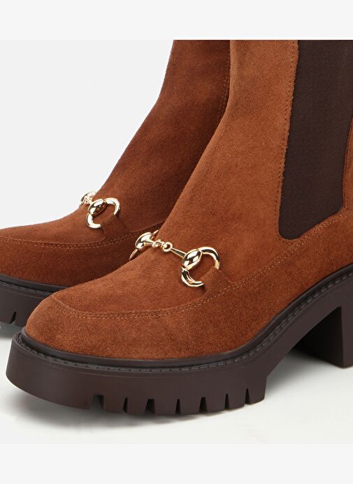 Kadın Süet Deri Taba Tokalı Lastik Detaylı Kalın Tabanlı Topuklu Bot 01BOH313200A370 - Görsel 4