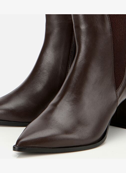 Kadın Deri Kahverengi Sivri Burunlu Streç Detaylı Bilekte Topuklu Bot 01BOH313310A480 - Görsel 4