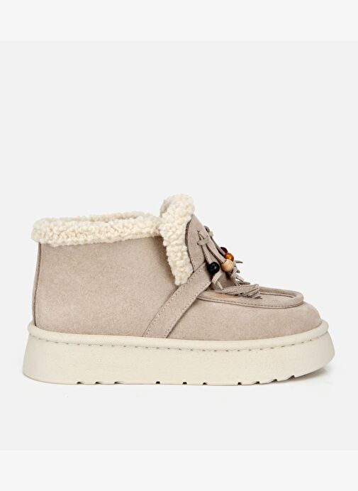 Kadın Süet Deri Bej İçi Kürklü Saçaklı Püskül Detaylı Düz Bot 01BOH316870A310 - Görsel 2