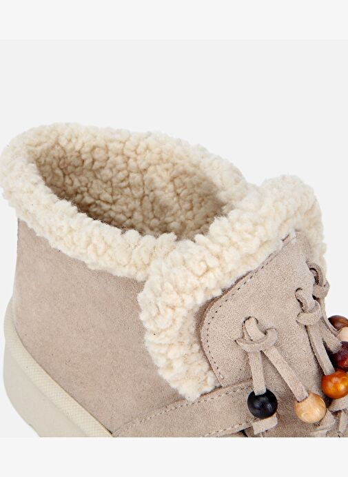 Kadın Süet Deri Bej İçi Kürklü Saçaklı Püskül Detaylı Düz Bot 01BOH316870A310 - Görsel 3
