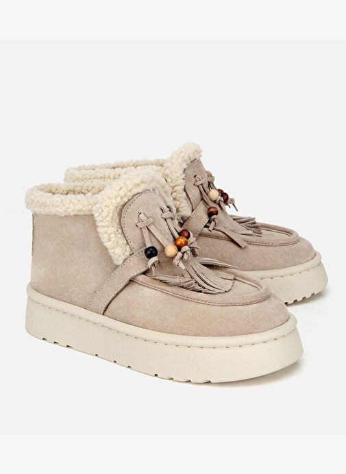 Kadın Süet Deri Bej İçi Kürklü Saçaklı Püskül Detaylı Düz Bot 01BOH316870A310 - Görsel 4