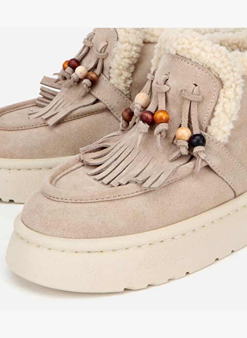 Kadın Süet Deri Bej İçi Kürklü Saçaklı Püskül Detaylı Düz Bot 01BOH316870A310 - Görsel 5