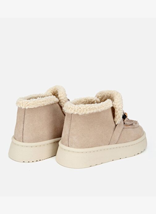 Kadın Süet Deri Bej İçi Kürklü Saçaklı Püskül Detaylı Düz Bot 01BOH316870A310 - Görsel 6