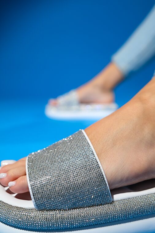 OESTE Beyaz Taşlı Tek Bantlı Kalın Tabanlı Kadın Terlik - Görsel 6