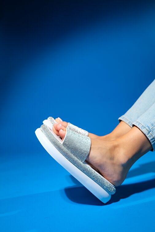 OESTE Beyaz Taşlı Tek Bantlı Kalın Tabanlı Kadın Terlik - Görsel 7