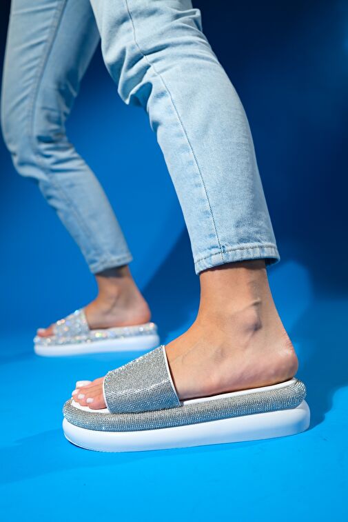 OESTE Beyaz Taşlı Tek Bantlı Kalın Tabanlı Kadın Terlik - Görsel 4