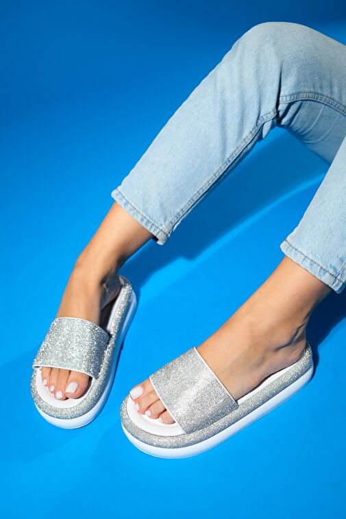 OESTE Beyaz Taşlı Tek Bantlı Kalın Tabanlı Kadın Terlik - Görsel 5