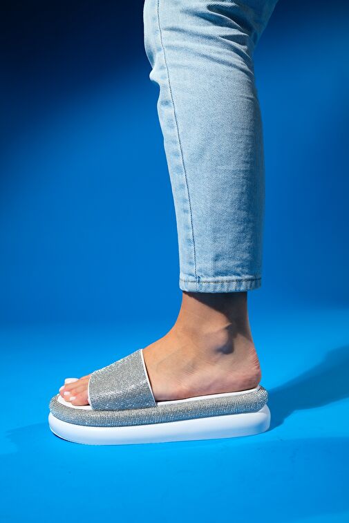 OESTE Beyaz Taşlı Tek Bantlı Kalın Tabanlı Kadın Terlik - Görsel 3