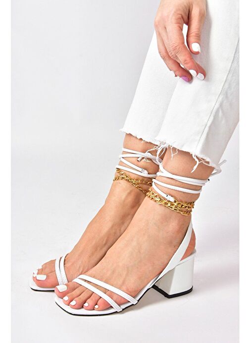 Beyaz Kısa Topuklu Altın Zincir Detaylı Bilekten Bağlamalı Kadın Ayakkabı M369541209 - Görsel 2