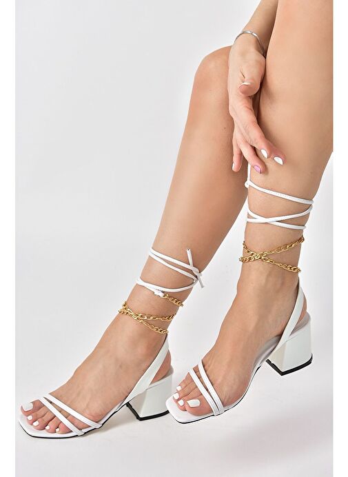 Beyaz Kısa Topuklu Altın Zincir Detaylı Bilekten Bağlamalı Kadın Ayakkabı M369541209 - Görsel 6