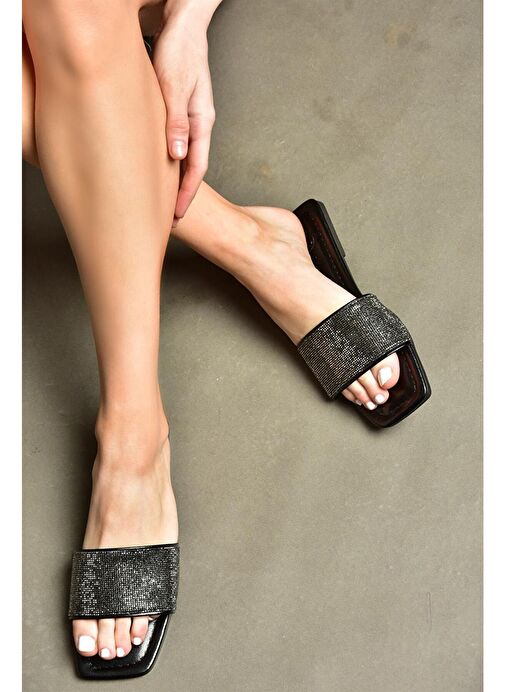 P820038614 Siyah Kalın Bantlı Sim Detaylı Kadın Terlik - Görsel 3