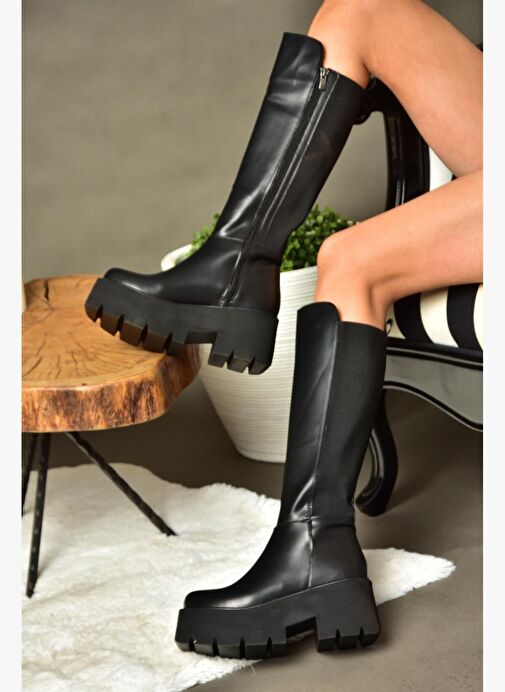 R820060709 Siyah Kalın Tabanlı Arkası Lastik Detaylı Kadın Çizme - Görsel 2