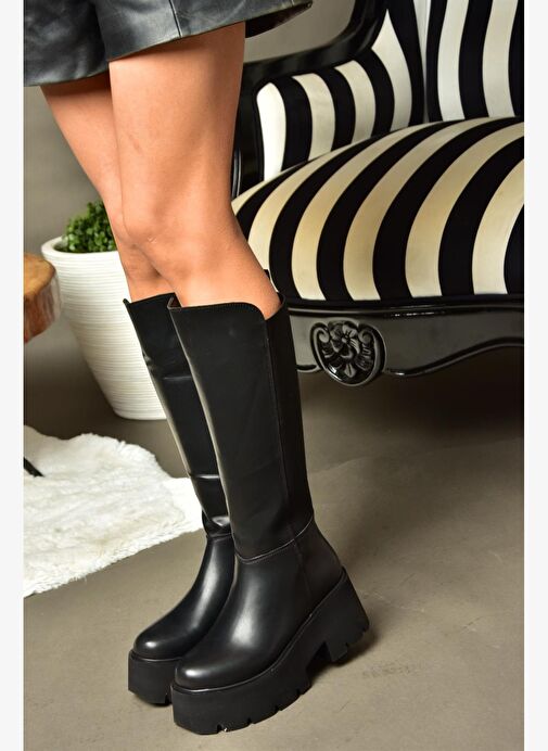 R820060709 Siyah Kalın Tabanlı Arkası Lastik Detaylı Kadın Çizme - Görsel 4