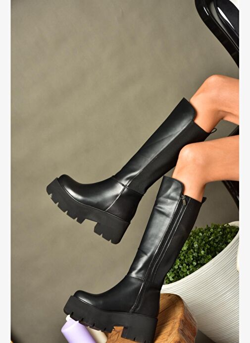 R820060709 Siyah Kalın Tabanlı Arkası Lastik Detaylı Kadın Çizme - Görsel 6