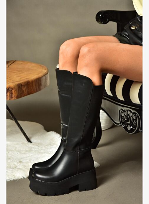 R820060709 Siyah Kalın Tabanlı Arkası Lastik Detaylı Kadın Çizme - Görsel 3