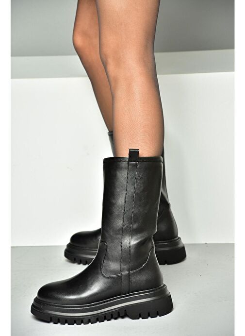 R312104909 Siyah Kalın Tabanlı Kadın Çizme - Görsel 4
