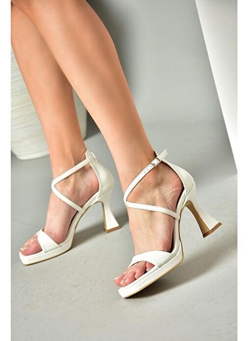 S569315409 Beyaz Kalın Topuklu Ayakkabı - Görsel 2