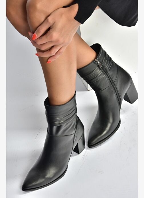 V398095103 Siyah Hakiki Deri Kalın Topuklu Kadın Bot - Görsel 3