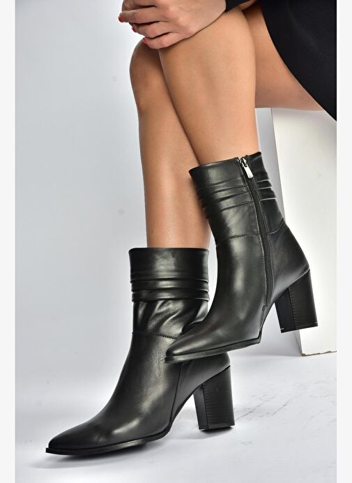 V398095103 Siyah Hakiki Deri Kalın Topuklu Kadın Bot - Görsel 5