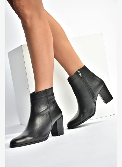 V398300303 Siyah Hakiki Deri Kalın Topuklu Kadın Bot - Görsel 4