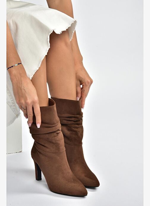 R404020302 Kahverengi Süet İnce Topuklu Büzgülü Kadın Bot - Görsel 4
