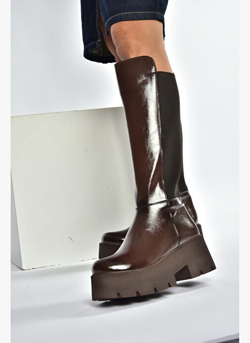 R820060760 Kahverengi Rustik Kalın Tabanlı Arkası Lastik Detaylı Kadın Çizme - Görsel 3