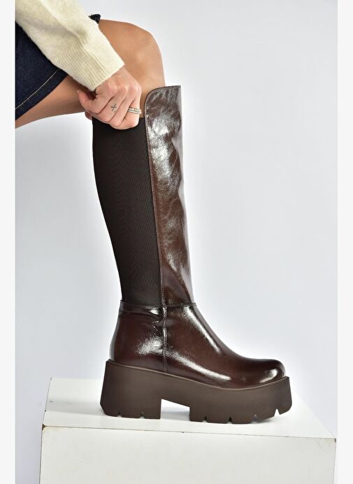 R820060760 Kahverengi Rustik Kalın Tabanlı Arkası Lastik Detaylı Kadın Çizme - Görsel 4