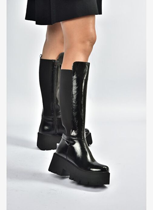 R820060760 Siyah Rustik Kalın Tabanlı Arkası Lastik Detaylı Kadın Çizme - Görsel 3