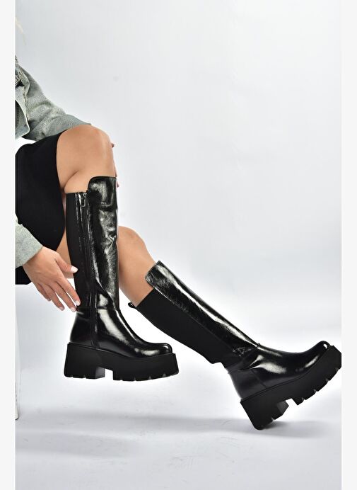 R820060760 Siyah Rustik Kalın Tabanlı Arkası Lastik Detaylı Kadın Çizme - Görsel 5