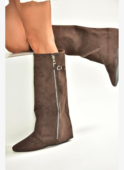 V380526402 Kahverengi Süet Düz Taban Fermuar Detaylı Kadın Çizme - Görsel 3