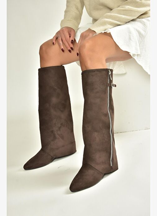 V380526402 Kahverengi Süet Düz Taban Fermuar Detaylı Kadın Çizme - Görsel 4