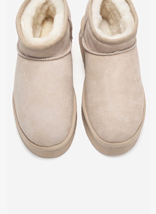 VEYRA Bej Süet Hakiki Deri Kürklü Platform Tabanlı Kadın Mini Bot - Görsel 3