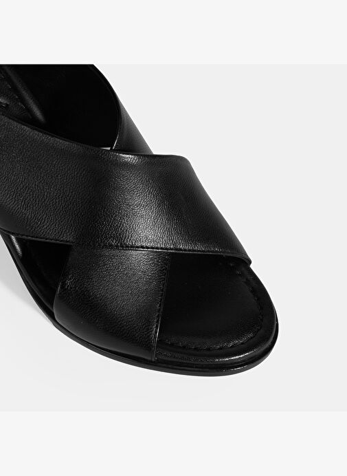 Kadın Siyah Toka Detaylı Deri Sandalet - Görsel 7
